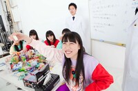 「ポップンバブル＜ももクロ＞」商品開発会議の様子。