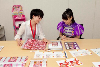 「ポップンバブル＜ももクロ＞」について説明を受ける高城れに。