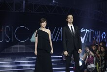 MCの前田敦子（写真左）と金子ノブアキ（右）。