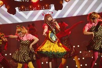 きゃりーぱみゅぱみゅのパフォーマンスの模様。