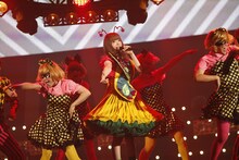 きゃりーぱみゅぱみゅのパフォーマンスの模様。