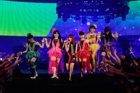 カーリー・レイ・ジェプセンとももいろクローバーZによる、一夜限りのコラボパフォーマンスの模様。