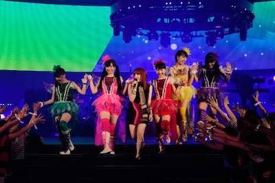 カーリー・レイ・ジェプセンとももいろクローバーZによる、一夜限りのコラボパフォーマンスの模様。