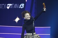 プレゼンターとして登場した華原朋美。