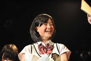 山田朱莉からの感謝の言葉を聞く岡美咲。