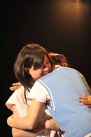 抱き合う岡美咲と山田朱莉。