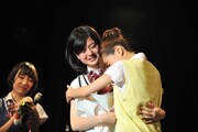 抱き合う岡美咲と荻野可鈴。