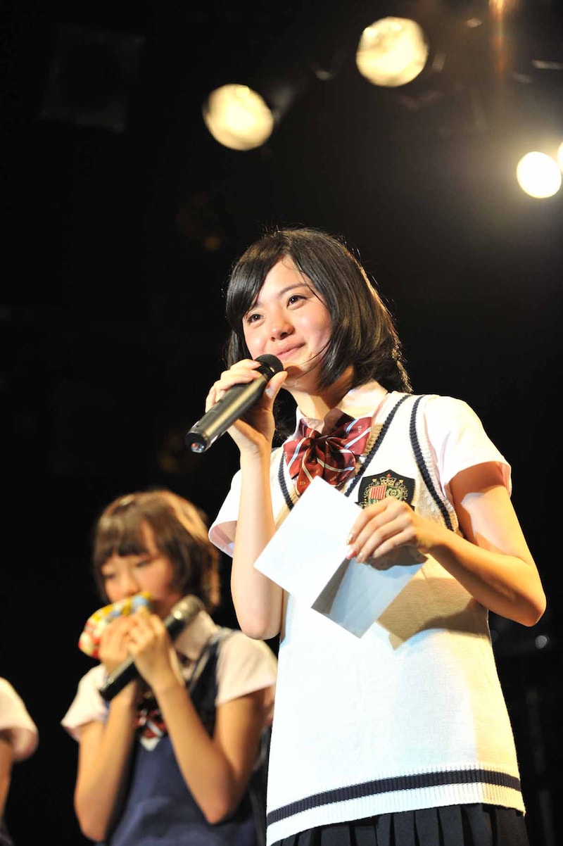 ファンへ感謝の言葉を伝える岡美咲。