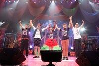 竹達彩奈とバンドメンバー。