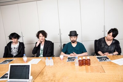 インタビューを受ける9mm Parabellum Bullet。