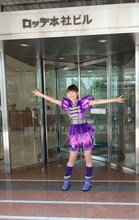 ロッテ本社前でポーズを決める高城れに。