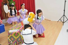 「叩いて被ってジャンケンポン」対決をする中田花奈と槙田紗子。