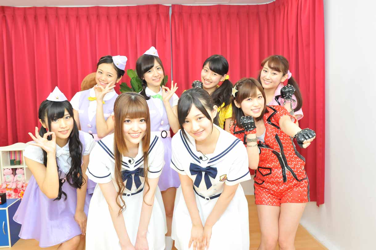 番組終了後、記念撮影をする乃木坂46、PASSPO☆、アップアップガールズ（仮）のメンバー。