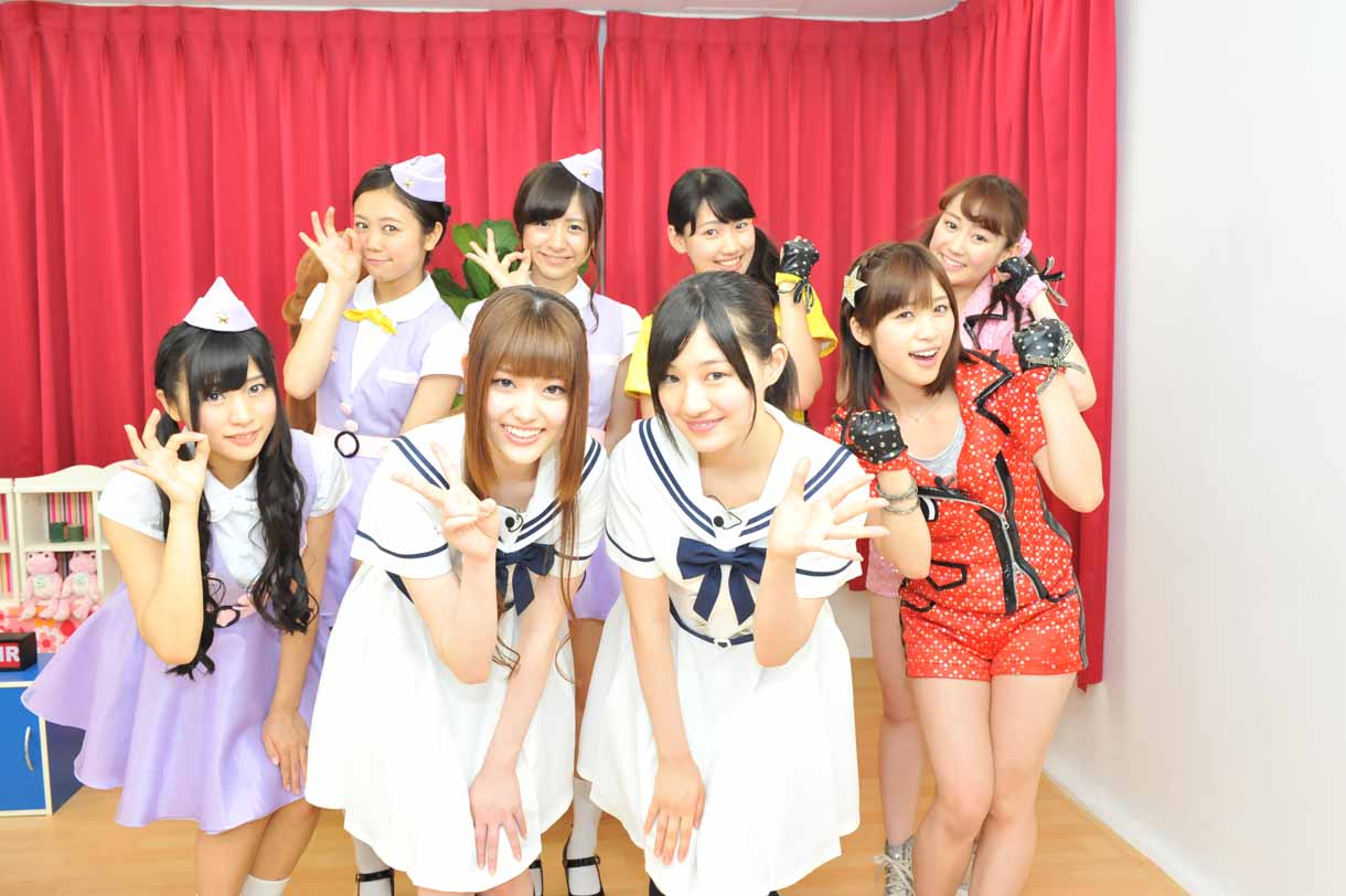 番組終了後、記念撮影をする乃木坂46、PASSPO☆、アップアップガールズ（仮）のメンバー。