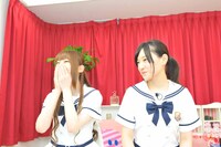 松村沙友理、中田花奈（左から）