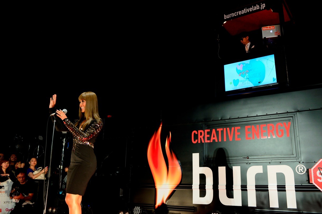 「MTV VMAJ2013」のレッドカーペットで「バーニング・ラヴ」を披露するシェネルと☆Taku Takahashi。