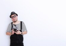 MDR-XB900を手にする田中知之（FPM）。