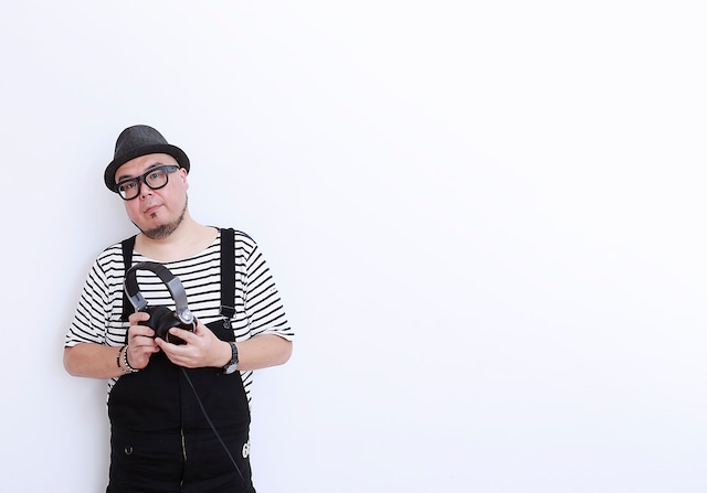 MDR-XB900を手にする田中知之（FPM）。