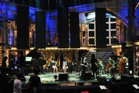 華原朋美が歌う際のステージセット。