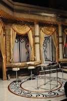 中居正広（SMAP）と安住紳一郎アナウンサーが番組を進行する司会者席。