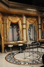 中居正広（SMAP）と安住紳一郎アナウンサーが番組を進行する司会者席。