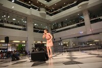 東京・サンシャインシティ噴水広場で行われた華原朋美「DREAM-Self Cover Best-」レコ発イベントの様子。