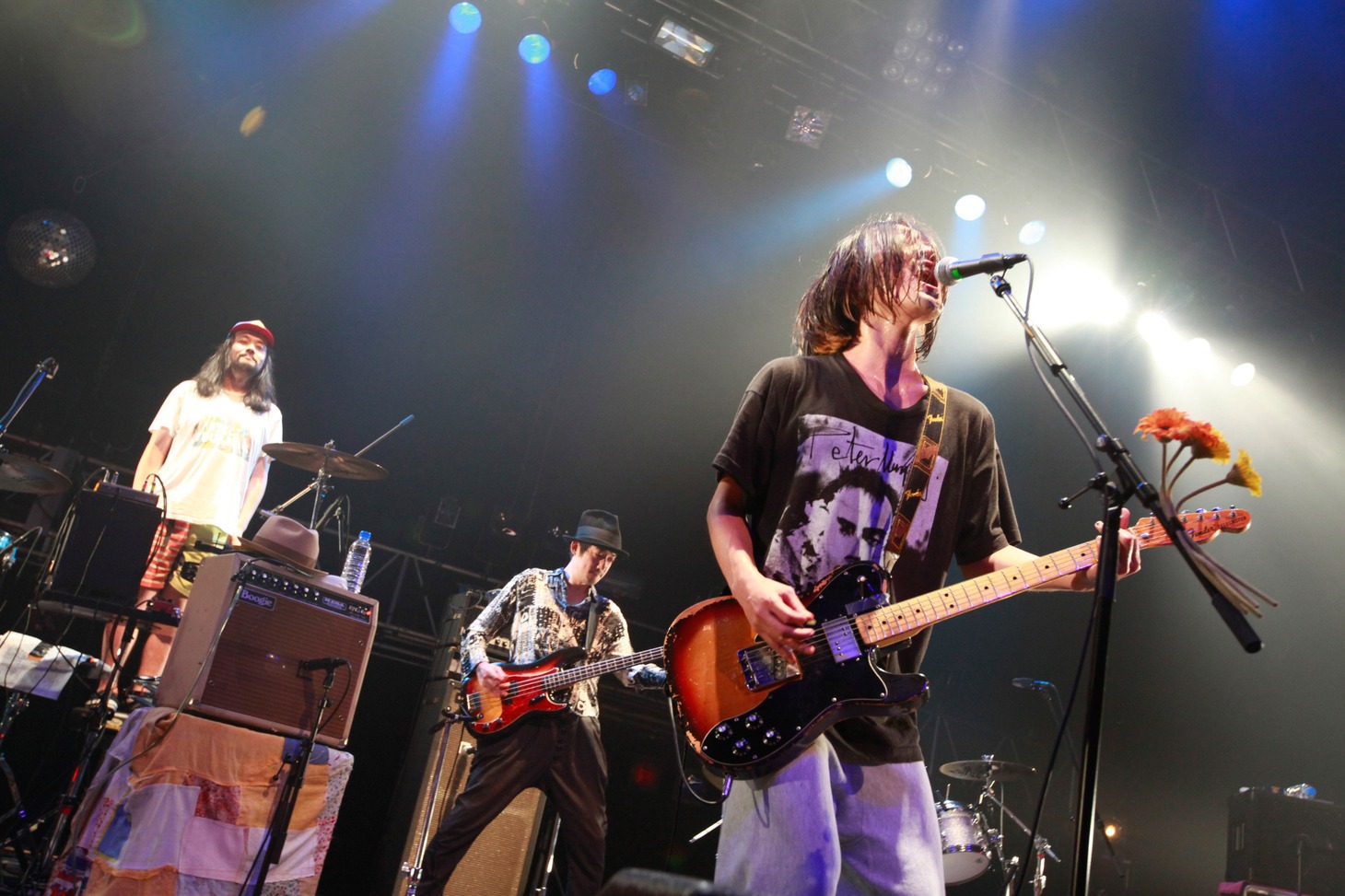 6月22日に東京・SHIBUYA-AXで行われた「髭2013 "QUEENS, DANKE SCHON PAPA!" TOUR」の様子。