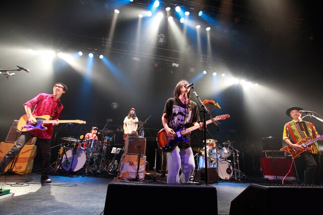 6月22日に東京・SHIBUYA-AXで行われた「髭2013 "QUEENS, DANKE SCHON PAPA!" TOUR」の様子。