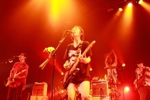 6月22日に東京・SHIBUYA-AXで行われた「髭2013 "QUEENS, DANKE SCHON PAPA!" TOUR」の様子。