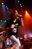 須藤寿（Vo, G）