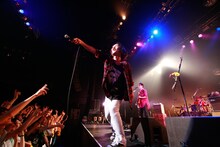 客席にマイクを向ける須藤寿。