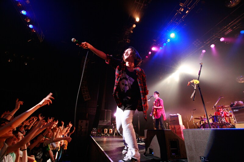 客席にマイクを向ける須藤寿。