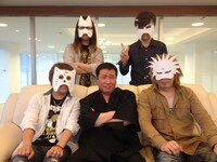 車田正美（写真手前中央）を囲む流田Projectの4人。