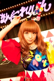 きゃりー、歴代PVキャラ＆衣装全部見せコレクション大成功