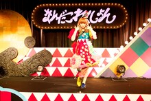 イベント開始前のステージで記念撮影したきゃりーぱみゅぱみゅ。