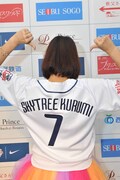 松村くるみの背中には「SKYTREE KURUMI（スカイツリーくるみ）」の文字。