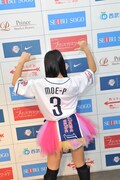 瑞希もえの背中には「MOE-P（もえぴー）」の文字。