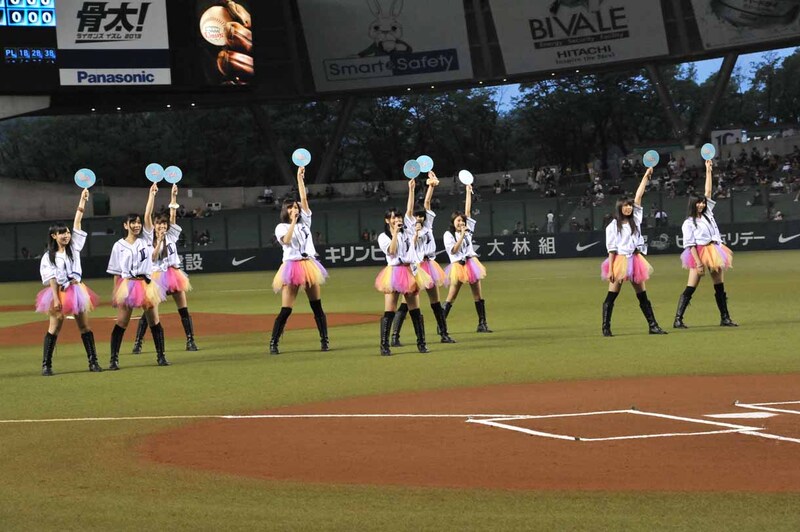 西武ドームのグラウンドで新曲「HANABI!!」を披露するLinQ。