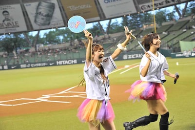 パフォーマンスを終えて満面の笑みを見せる杉本ゆさ。