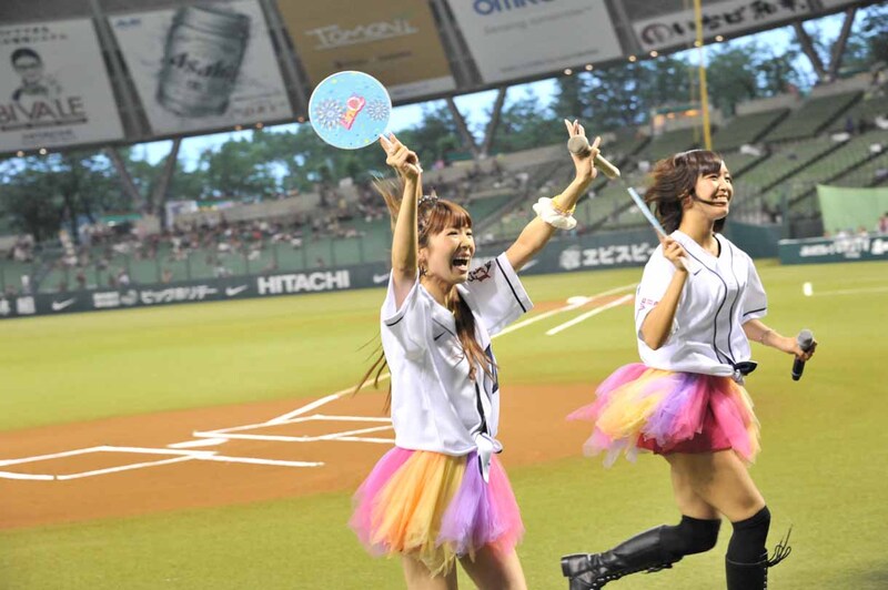 パフォーマンスを終えて満面の笑みを見せる杉本ゆさ。