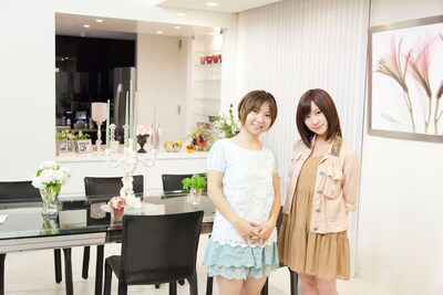 新條まゆ（写真左）と小野恵令奈（右）。対談は新條の自宅で行われた。