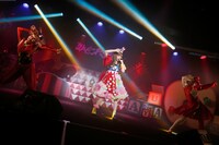 きゃりーぱみゅぱみゅのミニライブの模様。