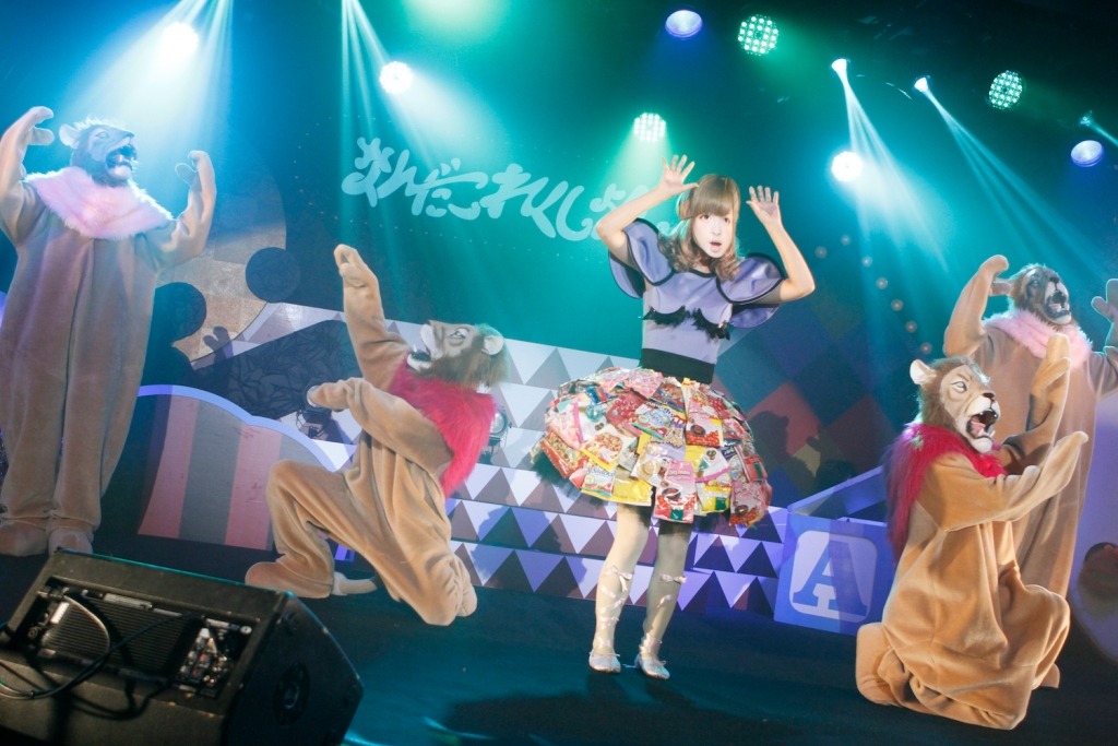 「つけまつける」の衣装を着たモデル、PV登場キャラクターによるファッションショーの模様。