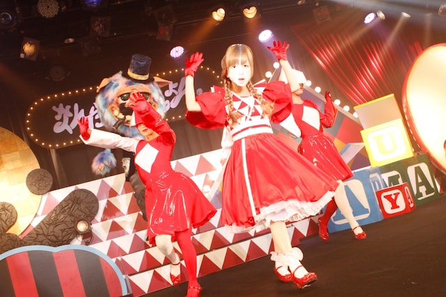 「ふりそでーしょん」の衣装を着たモデル、PV登場キャラクターによるファッションショーの模様。