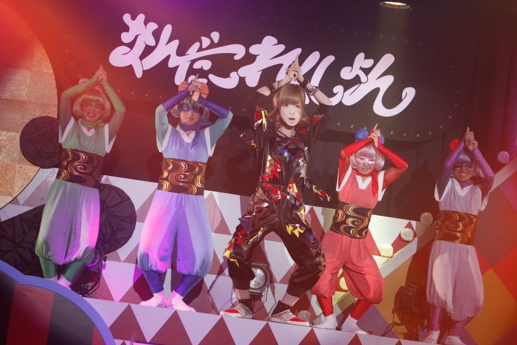 「にんじゃりばんばん」の衣装を着たモデル、PV登場キャラクターによるファッションショーの模様。