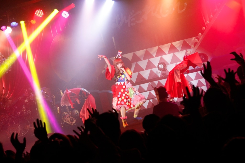 きゃりーぱみゅぱみゅのミニライブの模様。
