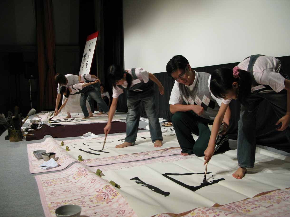 写真は昨年7月に行われた公開授業「書の授業」の様子。