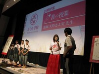 写真は昨年7月に行われた公開授業「書の授業」の様子。