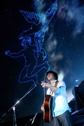 山崎まさよし「アルタイルの涙」リリース記念プラネタリウムライブの模様。