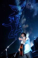 山崎まさよし「アルタイルの涙」リリース記念プラネタリウムライブの模様。